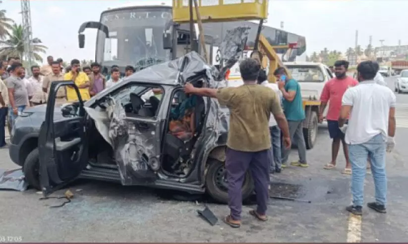 മാ​ണ്ഡ്യ​യി​ൽ ബസും കാറും കൂട്ടിയിടിച്ച് ഒ​രു കു​ടും​ബ​ത്തി​ലെ നാ​ലു​പേ​ർ മ​രി​ച്ചു