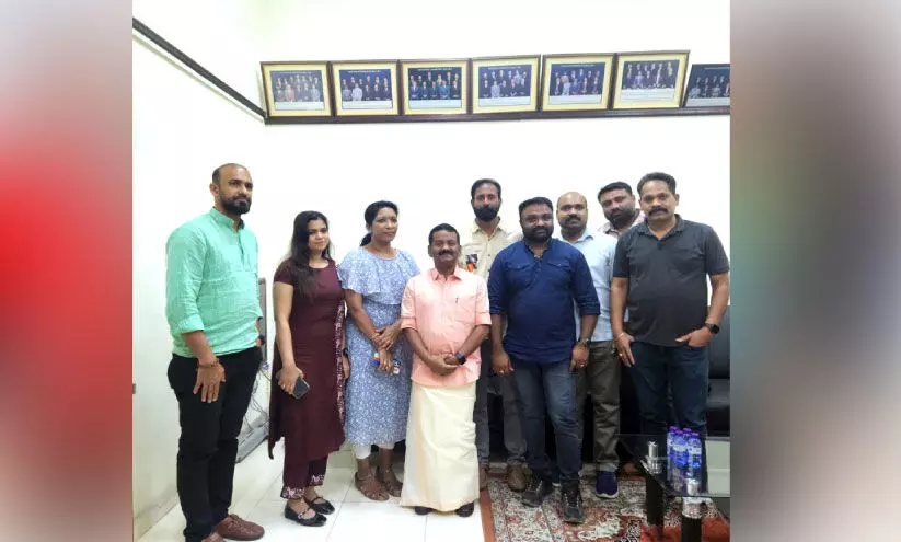 പ​ത്ത​നം​തി​ട്ട ജി​ല്ല പ്ര​വാ​സി അ​സോ​സി​യേ​ഷ​ൻ ഭാ​ര​വാ​ഹി​ക​ൾ   റാ​ന്നി എം.​എ​ൽ.​എ​യെ സ​ന്ദ​ർ​ശി​ച്ചു
