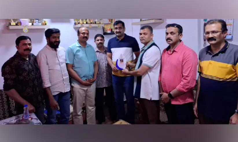 സ്നേ​ഹ​ദ​ർ​ശ​നം കൂ​ട്ടാ​യ്മ യാ​ത്ര​യ​യ​പ്പ് ന​ൽ​കി