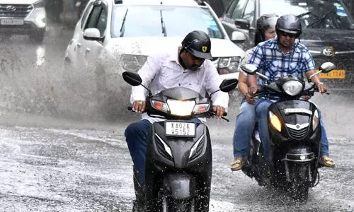 ബം​ഗ​ളൂ​രു​വി​ൽ ക​ന​ത്ത ​മ​ഴയിൽ ഗതാഗതം തടസ്സപ്പെട്ടു