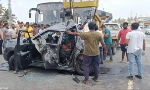 മാ​ണ്ഡ്യ​യി​ൽ ബസും കാറും കൂട്ടിയിടിച്ച് ഒ​രു കു​ടും​ബ​ത്തി​ലെ നാ​ലു​പേ​ർ മ​രി​ച്ചു