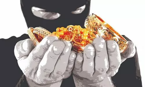 അ​ട​ച്ചി​ട്ട വീ​ട്ടി​ൽ​നി​ന്ന് ഒ​രു കി​ലോ​യോ​ളം സ്വ​ർ​ണം ക​വ​ർ​ന്നു