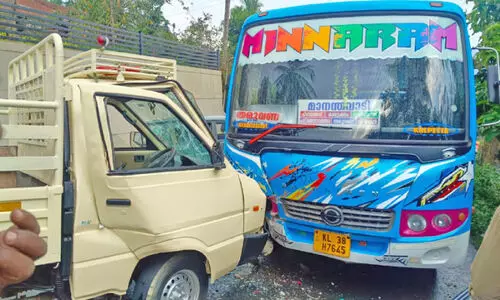 ബസും പിക് അപ്പ് വാനും കൂട്ടിയിടിച്ച് 28 പേർക്ക് പരിക്ക് ബസും പിക് അപ്പ് വാനും കൂട്ടിയിടിച്ച് 28 പേർക്ക് പരിക്ക്