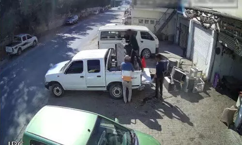 വെ​യ​ർ ഹൗ​സി​ൽ നി​ന്ന് വാ​ഹ​നം മോ​ഷ്ടി​ച്ച ര​ണ്ടു​പേ​ർ പി​ടി​യി​ൽ