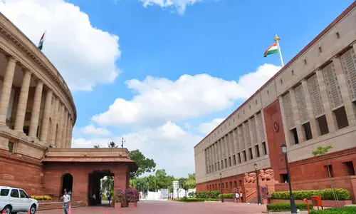 ദുഃഖവെള്ളി പ്രവൃത്തി ദിനം; പാർലമെന്‍റിന് പുറത്ത് പ്രതിഷേധവുമായി യു.ഡി.എഫ് എം.പിമാർ