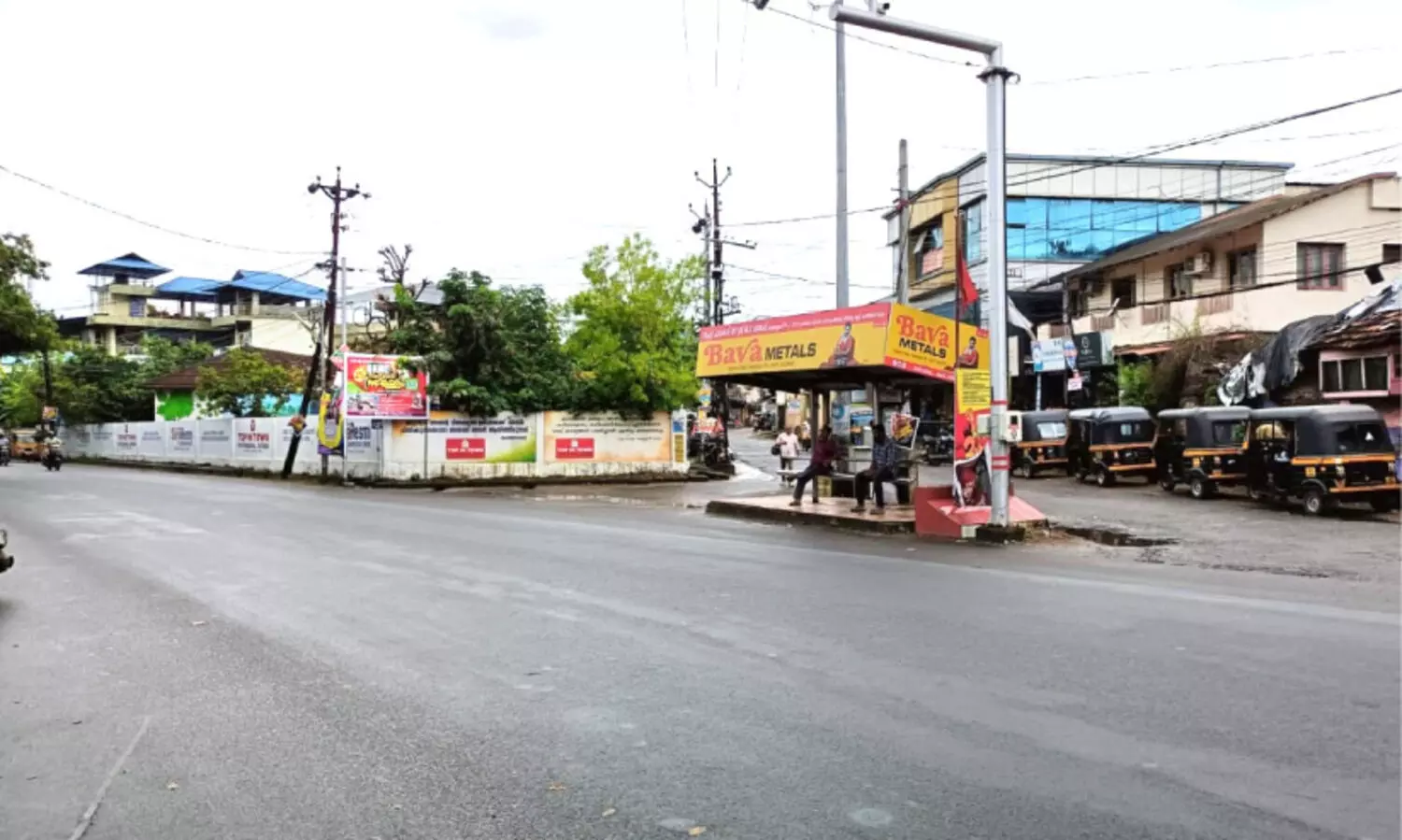 അപകടക്കെണിയായി കാത്തിരിപ്പ് കേന്ദ്രം