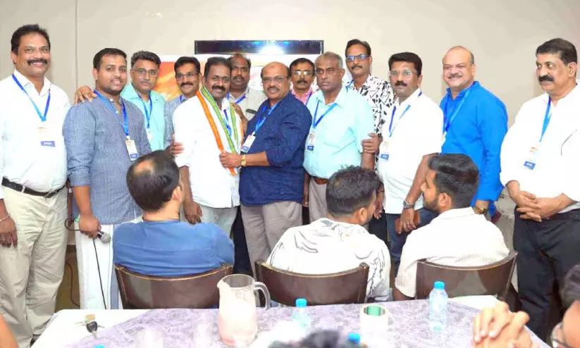 അ​നി​ൽ കു​മാ​ർ പ​ത്ത​നം​തി​ട്ട​ക്ക് ഒ.​ഐ.​സി.​സിയു​ടെ ആ​ദ​ര​വ്