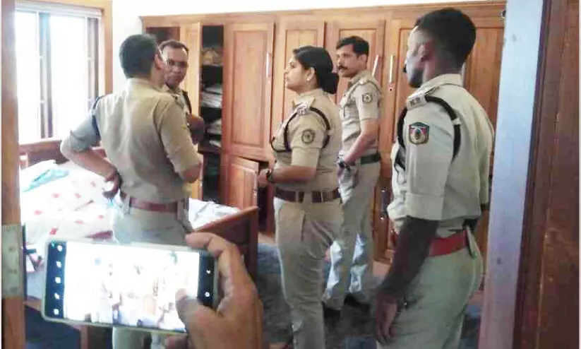 ആളില്ലാത്ത സമയത്ത് വീടു കുത്തിതുറന്ന് 25 പവനും 20000ത്തോളം രൂപയും കവർന്നു ആളില്ലാത്ത സമയത്ത് വീടു കുത്തിതുറന്ന് 25 പവനും 20000ത്തോളം രൂപയും കവർന്നു