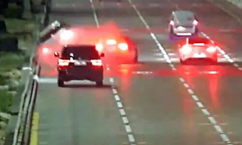 അ​ല​ക്ഷ്യ​മാ​യ ഡ്രൈ​വി​ങ്; അ​പ​ക​ട ദൃ​ശ്യം പ​ങ്കു​വെ​ച്ച് പൊ​ലീ​സ്