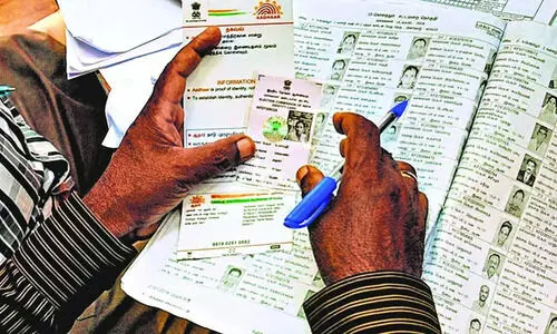 വ്യാജ പതിപ്പും മോശം ബയോമെട്രിക്സും അടക്കം നിരവധി ആശങ്കകൾ; വോട്ടർ ഐ.ഡി ആധാർ ലിങ്കിങ് ശ്രമങ്ങളെ എതിർത്ത് തൃണമൂൽ