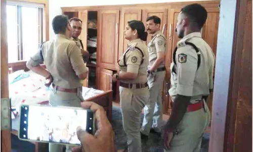 ആളില്ലാത്ത സമയത്ത് വീടു കുത്തിതുറന്ന് 25 പ​വ​നും 20000ത്തോളം രൂ​പ​യും കവർന്നു