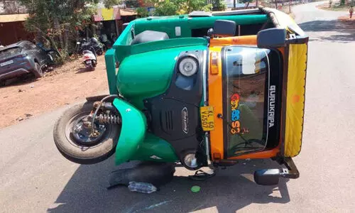 കാ​റി​ടി​ച്ച് ഓ​ട്ടോ ത​ല​കീ​ഴാ​യി മ​റി​ഞ്ഞ് ഓ​ട്ടോ ഡ്രൈവർക്ക് ഗുരുതര പരിക്ക്