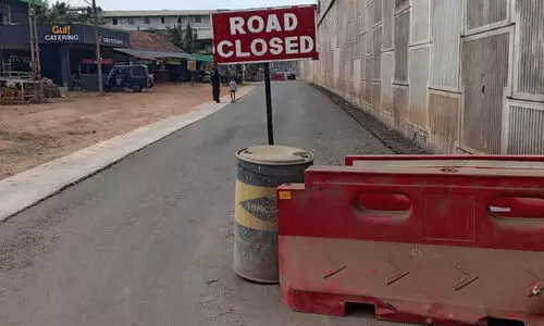 ദേ​ശീ​യ​പാ​ത സ​ർ​വി​സ് റോ​ഡ് അ​ട​ച്ചി​ട്ട് ര​ണ്ടാ​ഴ്ച; മൊ​ഗ്രാ​ൽ ടൗ​ണി​ൽ യാത്രാദുരിതം