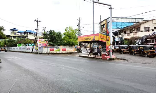 അപകടക്കെണിയായി കാത്തിരിപ്പ് കേന്ദ്രം