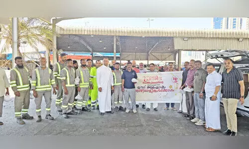 ഈ​ദ് ആ​ഘോ​ഷം തൊ​ഴി​ലാ​ളി​ക​ൾ​ക്കൊ​പ്പം