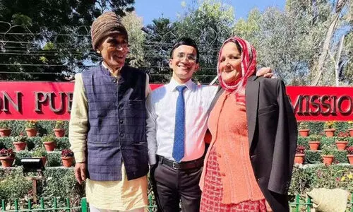 1400 രൂപയുമായി ഡൽഹിയിലേക്ക് വണ്ടി കയറി; ദാരിദ്ര്യത്തെ തോൽപിച്ച് ആദ്യശ്രമത്തിൽ സിവിൽ സർവീസ് പരീക്ഷ വിജയിച്ച് അഭിമാനമായി ഹേമന്ത്