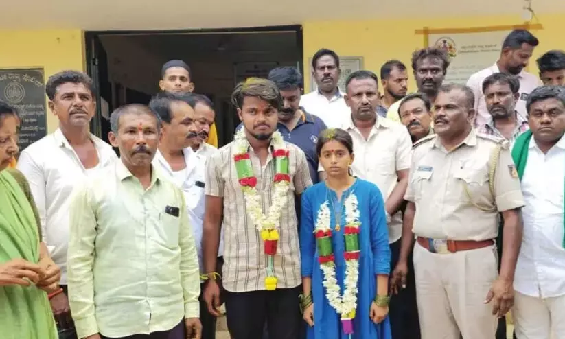 മാതാപിതാക്കൾ പ്രണയം എതിർത്തു; പൊലീസ് സ്റ്റേഷനിൽ എസ്.ഐയുടെ കാർമികത്വത്തിൽ കമിതാക്കൾക്ക് മംഗല്യം