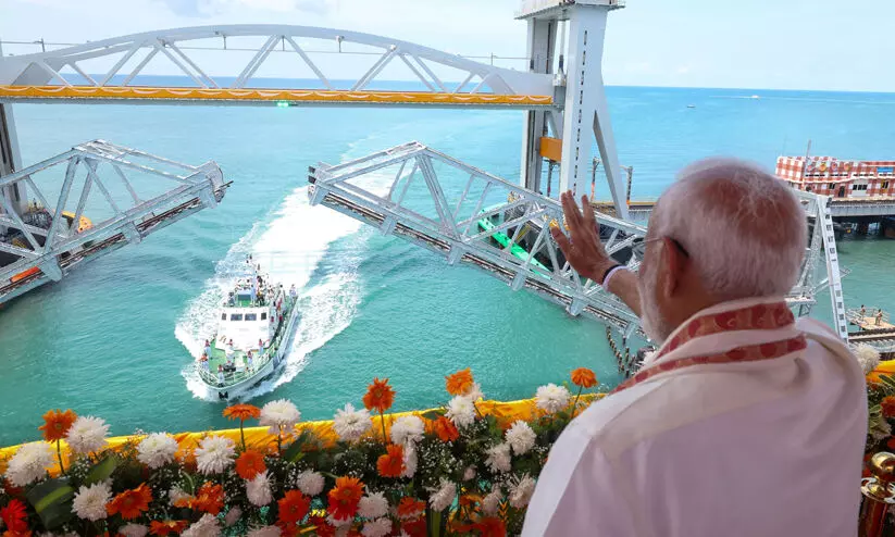 ഉദ്ഘാടനത്തിന് പിന്നാലെ പുതിയ പാമ്പൻ പാലത്തിന് സാങ്കേതിക തകരാർ; കപ്പൽ കടന്നുപോകാനായി ഉയർത്തിയ വെർട്ടിക്കൽ ലിഫ്റ്റ് സ്പാൻ താഴ്ത്താനായില്ല