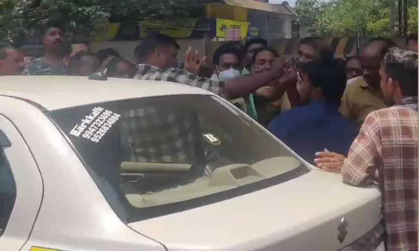 ബൈക്ക് കാറിൽ ഉരസി, ഫുഡ് ഡെലിവറി ബോയിയെ നടുറോഡിൽ മർദിച്ച് കാർ ഡ്രൈവർ; തിരിച്ചടിപ്പിച്ച് പ്രശ്നം പരിഹരിച്ച് നാട്ടുകാർ