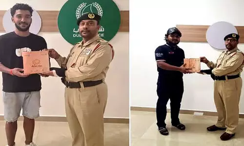 ന​ഷ്ട​പ്പെ​ട്ട ആ​ഭ​ര​ണ​വും പ​ണ​വും തി​രി​കെ ന​ൽ​കി; യു​വാ​ക്ക​ൾ​ക്ക്​ പൊ​ലീ​സ്​ ആ​ദ​രം