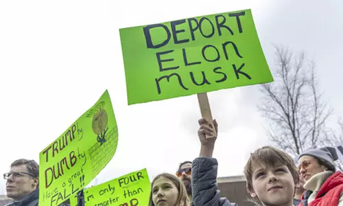 മസ്കിനെ ആദ്യം നാടുകടത്തു, അവൻ രാജ്യത്തെ കീറിമുറിക്കുന്നു​; ട്രംപ് ഭരണത്തിനെതിരെ തെരുവിലിറങ്ങി ലക്ഷങ്ങൾ, വ്യാപക പ്രതിഷേധം