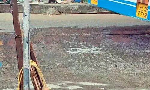 പഴയ ബസ് സ്റ്റാൻഡിൽ മാലിന്യ ടാങ്ക് പൊട്ടി മലിനജലം റോഡിലേക്ക്