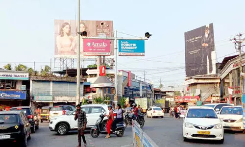 വ​ഴി​യ​റി​യാ​തെ വ​ട്ടം ക​റ​ങ്ങി ച​ന്ത​മു​ള്ള ചാ​വ​ക്കാ​ട്