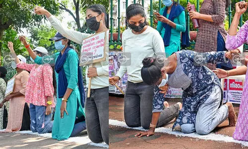 നിയമനമാവശ്യപ്പെട്ട് കല്ലുപ്പിൽ മുട്ടുകുത്തി ഉദ്യോഗാർഥികളുടെ പ്രതിഷേധം