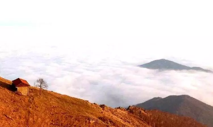 താഴ്‌വരയിലെ വീട്, ജനാല, ആകാശം