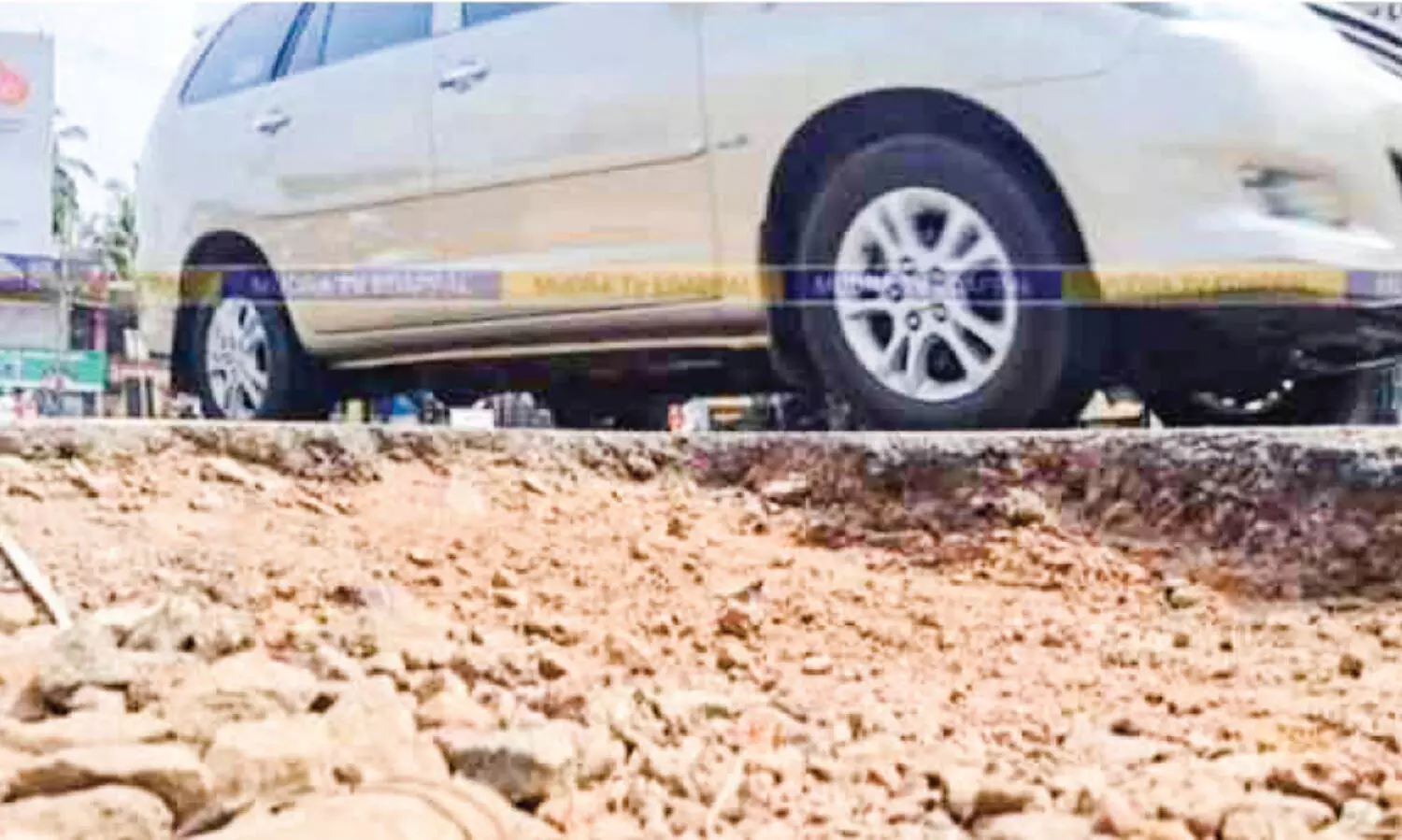 അ​പ​ക​ട​ക്കെ​ണി​യൊ​രു​ക്കി സം​സ്ഥാ​ന​ പാ​ത​യോ​രം