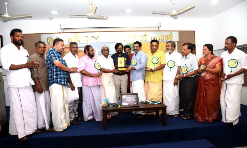 വൈ​ക്കം മു​ഹ​മ്മ​ദ് ബ​ഷീ​ർ പു​ര​സ്കാ​രം ഇ.​കെ. ദി​നേ​ശ​ന് സ​മ്മാ​നി​ച്ചു