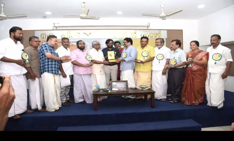 കുവൈത്ത് ജനത കൾചറൽ സെന്റർ പുരസ്കാരം കൈമാറി കുവൈത്ത് ജനത കൾചറൽ സെന്റർ പുരസ്കാരം കൈമാറി