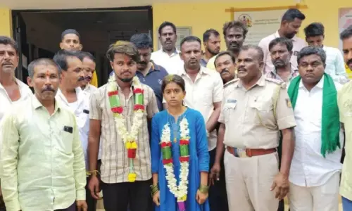 ര​ക്ഷി​താ​ക്ക​ൾ എ​തി​ർ​ത്ത വി​വാ​ഹം പൊ​ലീ​സ് സ്റ്റേ​ഷ​നി​ൽ ന​ട​ത്തി; പി​താ​വി​ന്റെ  സ്ഥാ​ന​ത്ത് എ​സ്.​ഐ