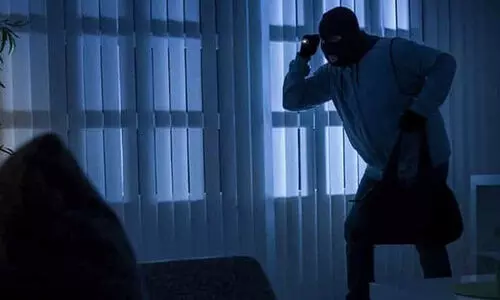 വീട്ടമ്മ കണ്ണുതുറന്നപ്പോൾ കള്ളൻ; അടുക്കളവാതിൽ പൊളിച്ചനിലയിൽ വീട്ടമ്മ കണ്ണുതുറന്നപ്പോൾ കള്ളൻ; അടുക്കളവാതിൽ പൊളിച്ചനിലയിൽ