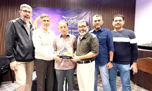 ഗോ​ൾ​ഡ​ൻ ഹാ​ൻ​ഡ്‌​സ് യാ​ത്ര​യ​യ​പ്പ് ന​ൽ​കി