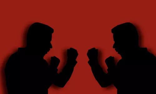 പകരത്തിനു പകരം, പ്രശ്നം സോൾവ്; ഫുഡ്​ ഡെലിവറി ബോയിയെ ടാക്സി ഡ്രൈവർ അടിച്ചു, കണ്ടു നിന്നവർ ഡെലിവറി ബോയിയെകൊണ്ട് തിരിച്ചടിപ്പിച്ചു