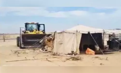 പൊ​ളി​ച്ചു നീ​ക്കാ​ത്ത ത​മ്പു​ക​ൾ​ക്കെ​തി​രെ ന​ട​പ​ടി