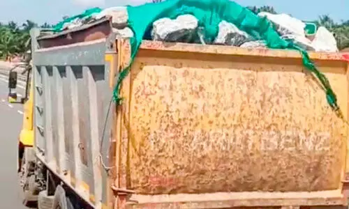 ഉ​ദ്യോ​ഗ​സ്ഥ​രു​ടെ ഒ​ത്താ​ശ; അ​മി​ത​ ഭാ​രം ക​യ​റ്റി പാ​റ​യു​മാ​യി ലോ​റി​ക​ൾ പാ​യു​ന്നു