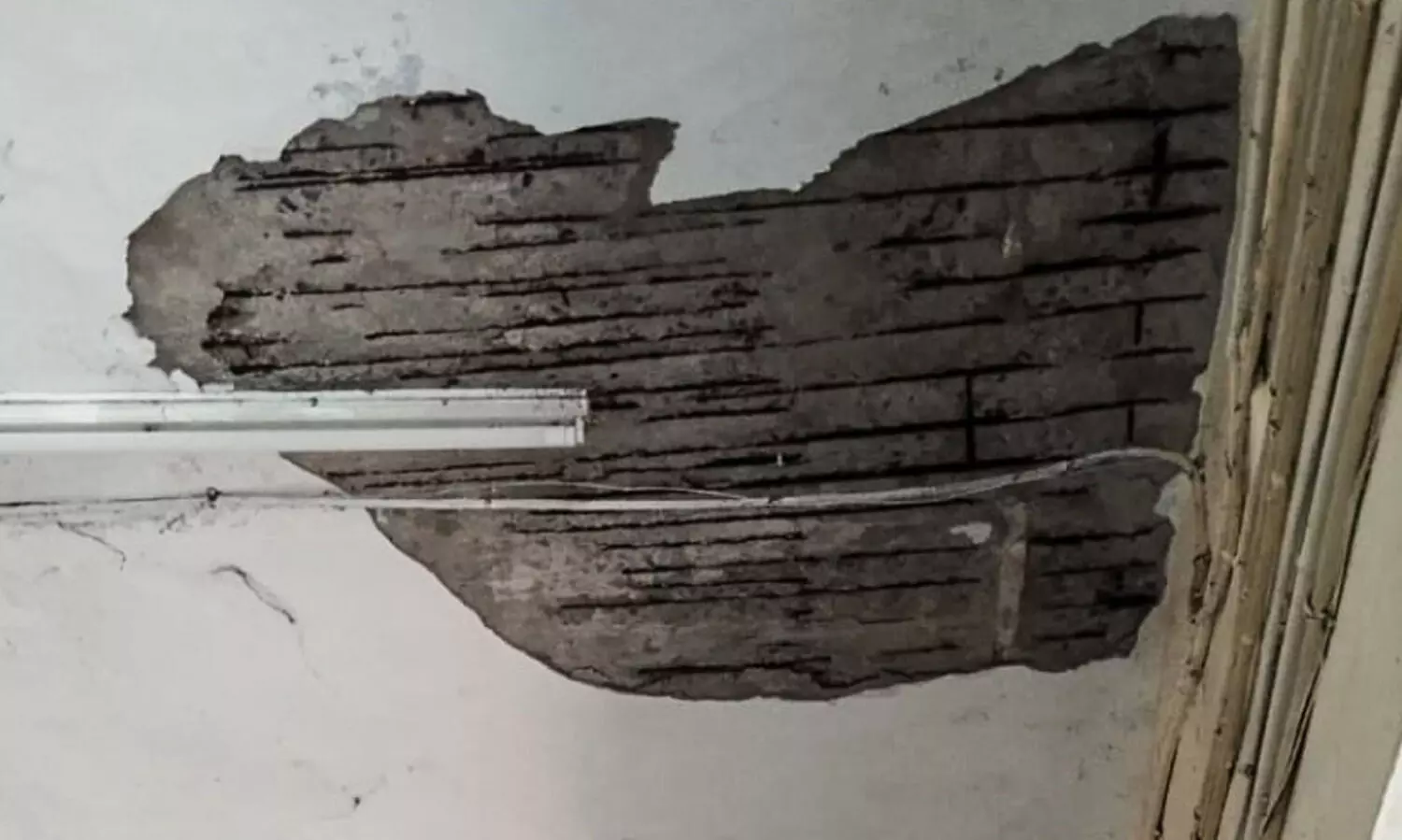 സി​വി​ൽ സ്റ്റേ​ഷ​നി​ലെ കെ​ട്ടി​ട​ങ്ങ​ൾ സീ​ലി​ങ് അ​ട​ർ​ന്ന് അ​പ​ക​ടാ​വ​സ്ഥ​യി​ൽ