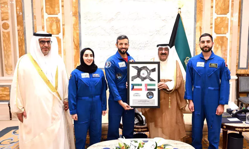 യു.​എ.​ഇ മ​ന്ത്രിയെയും ബ​ഹി​രാ​കാ​ശ സ​ഞ്ചാ​രി​ക​ളെയും സ്വീ​ക​രി​ച്ച് അ​മീ​ർ