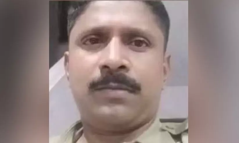 അനധികൃത അവധിയിലായിരുന്ന പൊലീസുകാരൻ വീട്ടിൽ തൂങ്ങി മരിച്ചനിലയിൽ അനധികൃത അവധിയിലായിരുന്ന പൊലീസുകാരൻ വീട്ടിൽ തൂങ്ങി മരിച്ചനിലയിൽ