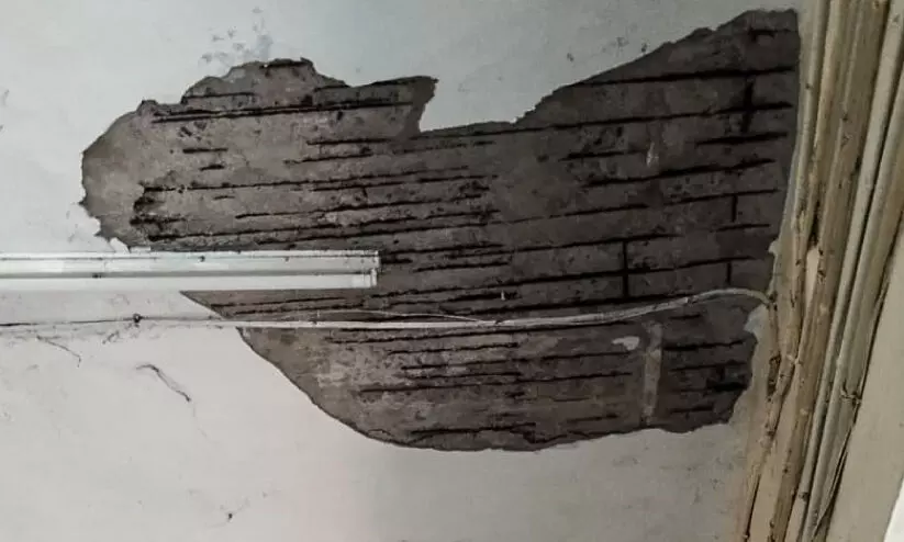 സിവിൽ സ്റ്റേഷനിലെ കെട്ടിടങ്ങൾ സീലിങ് അടർന്ന് അപകടാവസ്ഥയിൽ സിവിൽ സ്റ്റേഷനിലെ കെട്ടിടങ്ങൾ സീലിങ് അടർന്ന് അപകടാവസ്ഥയിൽ