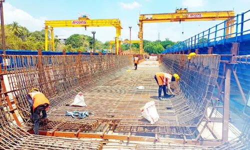 മെട്രോ കാക്കനാട്ടേക്ക്; ഇഴഞ്ഞുനീങ്ങി നിർമാണവും,   യാത്രക്കാരും...