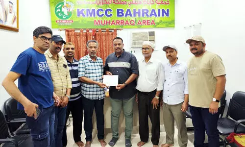 മു​ഹ​റ​ഖ് കെ.​എം.​സി.​സി സി.​എ​ച്ച് സെ​ന്‍റ​റി​ന് സ​ഹാ​യം കൈ​മാ​റി