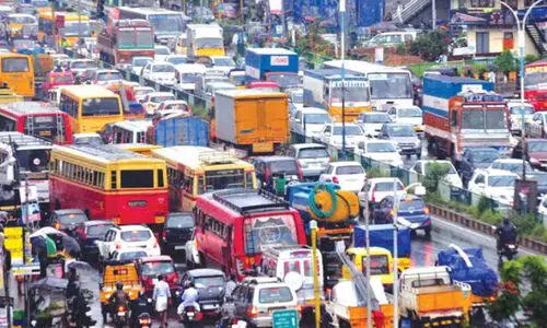 ഗ​താ​ഗ​ത​ക്കു​രു​ക്കി​നെ കൂ​ടു​ത​ൽ കു​രു​ക്കാ​ക്കി സ്വ​കാ​ര്യ ബ​സു​ക​ൾ
