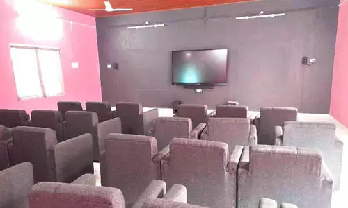 വയോജനങ്ങൾക്ക് വിനോദവുമായി ലിറ്റിൽ തിയറ്റർ