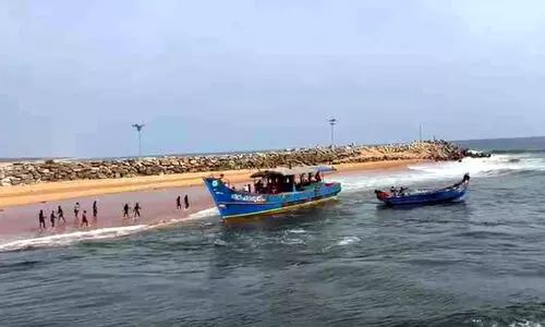 മുതലപ്പൊഴി അഴിമുഖത്ത് വീണ്ടും വള്ളം മണലിൽ ഉറച്ചു