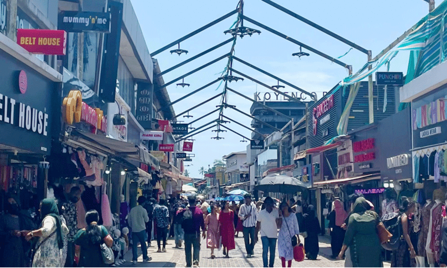 കാണാനേറെയുണ്ട് മധുരമൂറും ഈ തെരുവിൽ