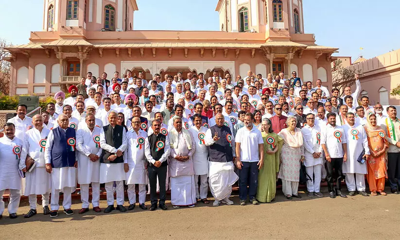 ഗാന്ധിയുടെ മണ്ണിൽ പട്ടേലിന്റെ പൈതൃകം ഓർമിപ്പിച്ച് കോൺഗ്രസ്