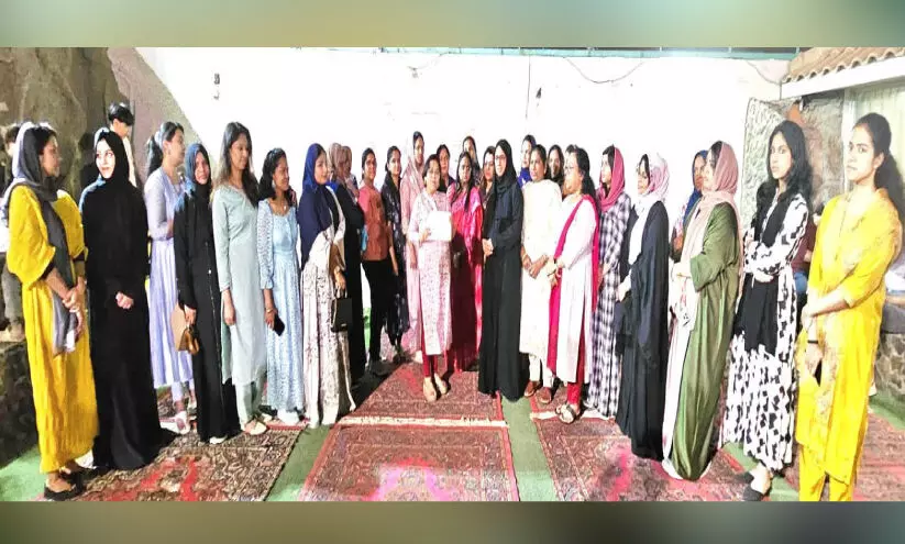 വേ​ൾ​ഡ് മ​ല​യാ​ളി ഫെ​ഡ​റേ​ഷ​ൻ ചി​കി​ത്സാ സ​ഹാ​യം കൈ​മാ​റി